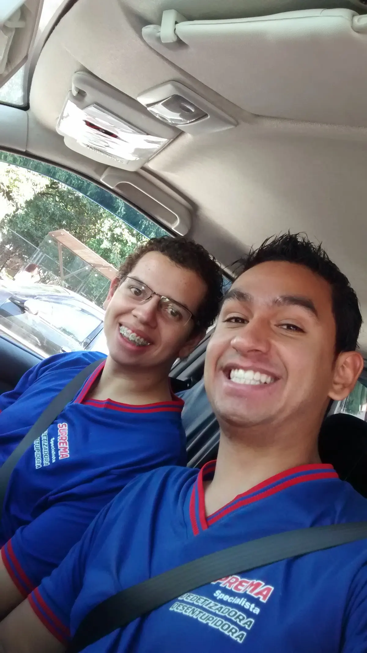 Dois técnicos da Suprema Desentupidora de uniforme, a caminho de um atendimento